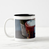 4つのペンキの缶のクローズアップ ツートーンマグカップ (左)