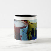 4つのペンキの缶のクローズアップ ツートーンマグカップ (中央)