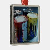 4つのペンキの缶のクローズアップ メタルオーナメント (右)