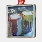 4つのペンキの缶のクローズアップ メタルオーナメント (左)