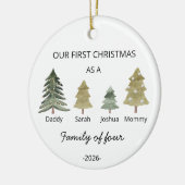 4つの初めてのクリスマスの家族としてパーソナライズ セラミックオーナメント (左)