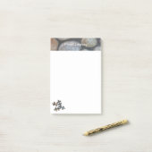 4つの地球の調子のパズルの部分の川の石の上のボーダー ポストイット (デスク上)