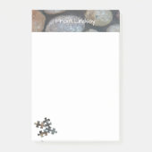 4つの地球の調子のパズルの部分の川の石の上のボーダー ポストイット (正面)