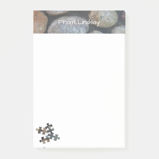 4つの地球の調子のパズルの部分の川の石の上のボーダー ポストイット (正面)