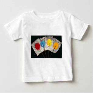 4つの多彩な棒つきキャンデーの写真 ベビーTシャツ