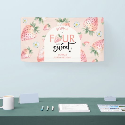 4つの常に甘いイチゴの子供の誕生日 横断幕 (トレードショー)