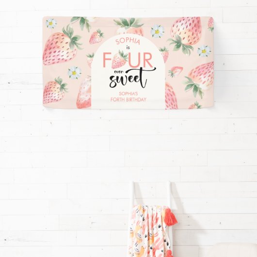 4つの常に甘いイチゴの子供の誕生日 横断幕 (インサイチュ)