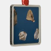 4つの用具、35000-10000紀元前に メタルオーナメント (右)