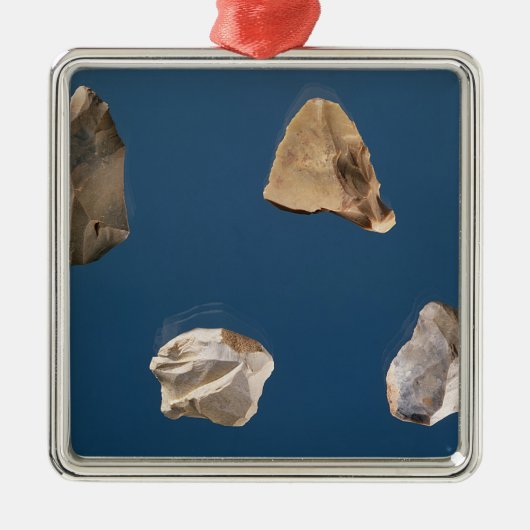 4つの用具、35000-10000紀元前に メタルオーナメント (正面)