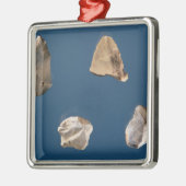 4つの用具、35000-10000紀元前に メタルオーナメント (左)