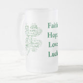 4つの葉のクローバーの意味: 希望、信頼、愛、運 フロストグラスビールジョッキ (正面左)
