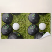 4つの黒い芝生のボウルとジャック ビーチタオル (正面)