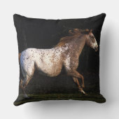 4つを走っているAppaloosaの馬 クッション (裏面)