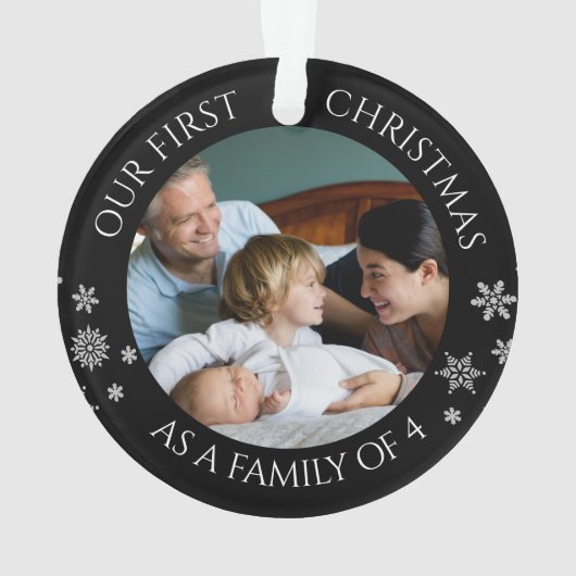 4クリスマスの家族としての私たちの最初のクリスマス オーナメント (裏面)