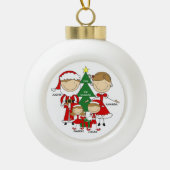 4クリスマスオーナメントの可愛いスティックフィギュア家族 セラミックボールオーナメント (正面)