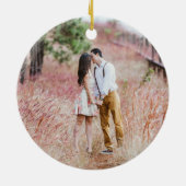 4フォトファーストクリスマス婚約した素朴フェイクウッドラウンド セラミックオーナメント (裏面)
