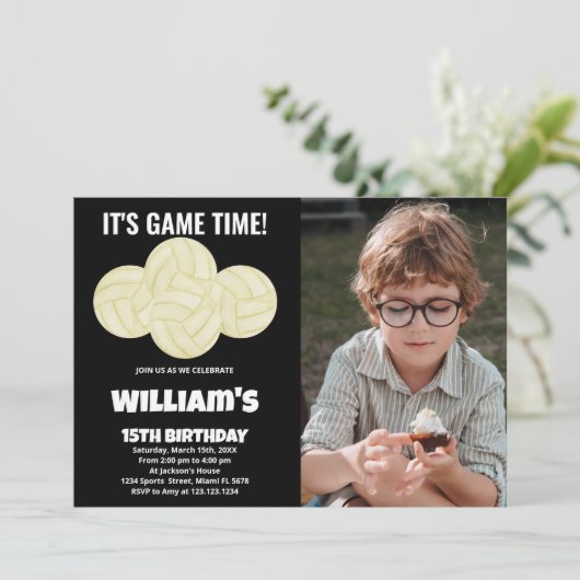 4ボールブラックバレーボール誕生日(写真付) 招待状 (スタンド正面)