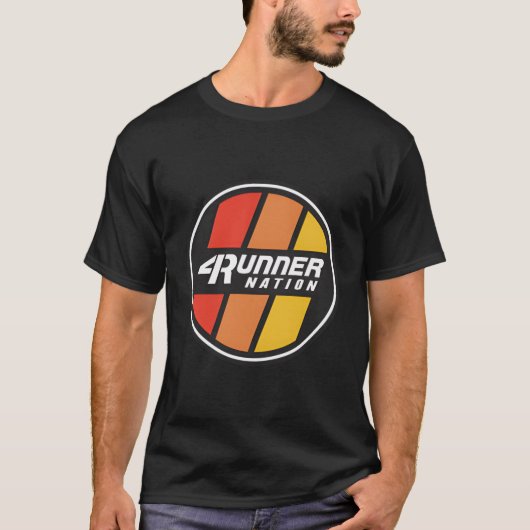 4ランナーネイションカードストライプバッジ Tシャツ (正面)