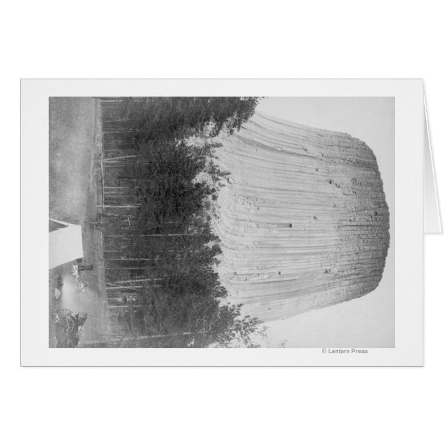 4人が前景にある悪魔の塔 (正面横)