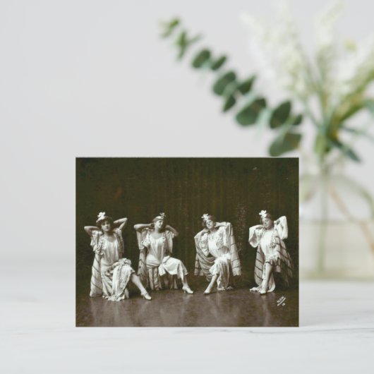 4人のヴィンテージ・ボードビル・ダンサーがポーズをとる ポストカード (スタンド正面)