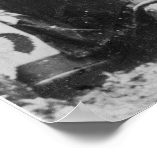 4人の学生と一緒にキュリーを運ぶマリー・スクロドウスカ ポスター (角)