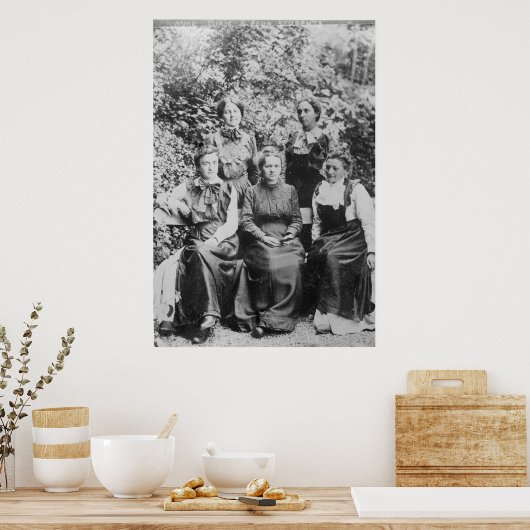 4人の学生と一緒にキュリーを運ぶマリー・スクロドウスカ ポスター (キッチン)