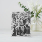 4人の学生と一緒にキュリーを運ぶマリー・スクロドウスカ ポストカード (スタンド正面)