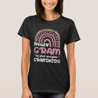 4人の孫に恵まれたレオパード柄の虹色の祖母 Tシャツ