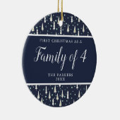 4人の家族としてのネイビーブルークリスマスパーソナライズされた セラミックオーナメント (右)