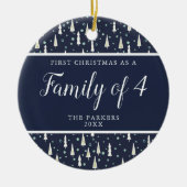 4人の家族としてのネイビーブルークリスマスパーソナライズされた セラミックオーナメント (正面)