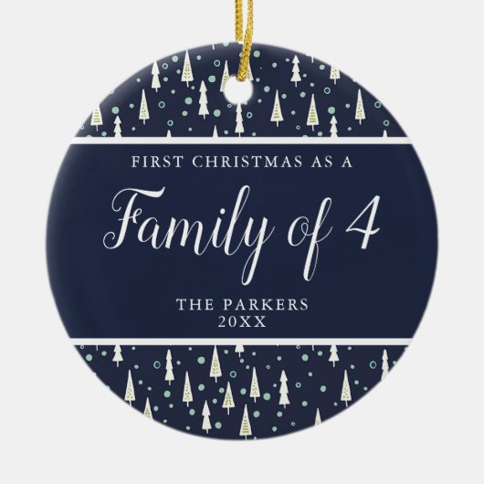 4人の家族としてのネイビーブルークリスマスパーソナライズされた セラミックオーナメント (正面)