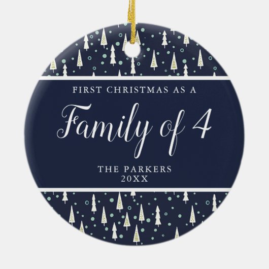 4人の家族としてのネイビーブルークリスマスパーソナライズされた セラミックオーナメント (裏面)