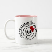 4人の小さいモンスター- Nessaの休日のロゴ ツートーンマグカップ (左)