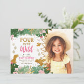 4人の野生のDinoGirlピンク恐竜が4歳の誕生日 招待状 (スタンド正面)