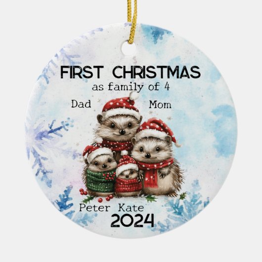 4人パーソナライズされたの初めてのクリスマス セラミックオーナメント (正面)