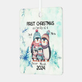 4人パーソナライズされたの初めてのクリスマス メタルオーナメント (正面左)