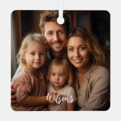 4人パーソナライズされたの初めてのクリスマス メタルオーナメント (裏面)