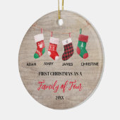 4人素朴の家族としてのクリスマスソックス セラミックオーナメント (左)