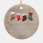 4人素朴の家族としてのクリスマスソックス セラミックオーナメント (裏面)