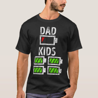 4児のパパのバッテリー切れ ジョークTシャツ Tシャツ