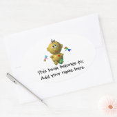 4匹のトンボを持つバウンスする赤ん坊の少女 楕円形シール (封筒)