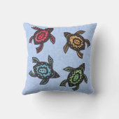 4匹のフェスティバルの黒いウミガメが青の上に貝殻を色付け クッション (裏面)