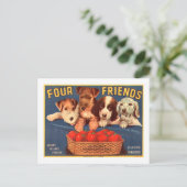 4匹の友人のヴィンテージのトマトの木枠のラベル犬 ポストカード (スタンド正面)