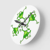 4匹の漫画のカエルの時計 ラウンド壁時計 (傾斜)