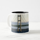 4号海峡を渡るマッキナック橋 ツートーンマグカップ (正面左)