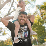 4家族の写真We love You Daddy Tシャツ<br><div class="desc">パパパーソナライズされたのtシャツは、4つの家族写真、「私たちは愛するパパ」、そして子供の名前を特徴とする。特別な行事、誕生日、クリスマス、父の日に最適!写真のヒント:アップロード前に写真を正方形に切り取り、被写体が結果の中心に最高のあることを確認。</div>