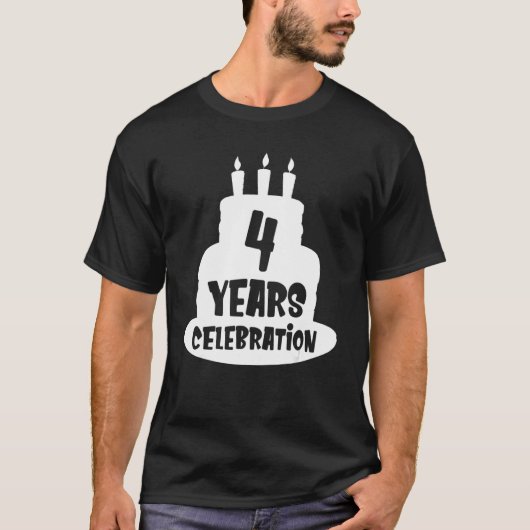 4年お祝いイベント記念日または誕生日 Tシャツ (正面)