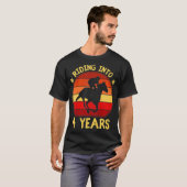 4年の馬の贈り物に乗る子供たち4年 Tシャツ (正面フル)
