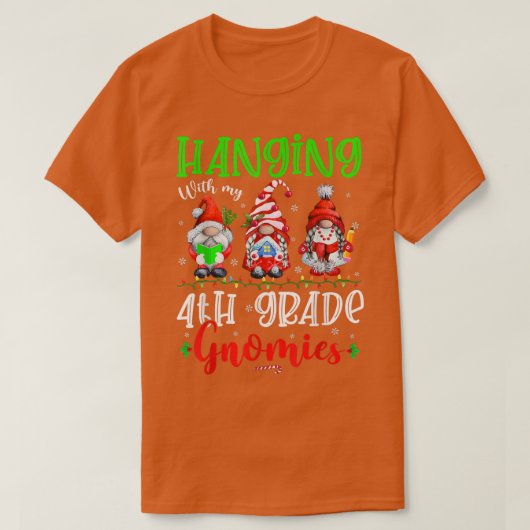 4年生のノームたちと一緒にクリスマスのイルミネーションを飾るノーム Tシャツ (デザイン正面)