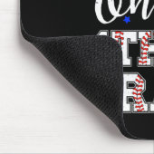 4年生の少年が学校の初日にダビングのゲーム マウスパッド (コーナー)